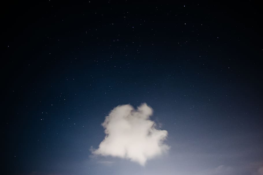 núvols blancs, núvol, estrelles, cel, nit, blau, fosc, estrellat, astronomia, núvol - cel, espai, estrella - espai, bellesa a la natura, naturalesa, cap gent, escenics - natura, vista d’angle baix, exploració espacial, a l'aire lliure, tranquil·litat, escena tranquil·la, medi ambient, fons, galàxia, còpia espai, meteorologia, Pol · lució, 5K