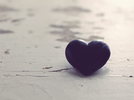 hjerte form, sort, vulst, hvid, bestyrelse, hjerte, bord, baggrund, symbol, årgang, træ, tæt, kærlighed, tegn, romantik, valentins dag - ferie, baggrunde, form, dekoration, dag, positive følelser, emotion, tæt på, ingen mennesker, papir, kopiere plads, selektiv fokusering, indendørs, stilleben, kreativitet, design, Kunst og håndværk, træ - materiale, tekstureret, to objekter, kærlighedsbrev, besked, slik hjerte, 1080P, CC0, offentligt domæne, royaltyfrie