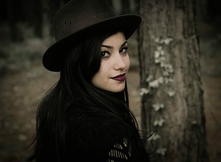 donna, indossare, nero, cappello, fissando, sorridente, telecamera, cappello nero, donne, all'aperto, femmine, persone, una persona, bellissimo, bellezza, natura, foresta, giovane adulto, etnia caucasica, ritratto, moda, adulto, capelli lunghi, autunno, capelli castani, stile di vita, guardando la fotocamera, albero, bosco, spaventoso, Halloween, orrore, concentrarsi sulle conoscenze acquisite, buio, bella donna, capi di abbigliamento, giovani donne, colpo alla testa, capelli, acconciatura, capelli neri, colore nero, 4K, CC0, dominio pubblico, privo di copyright