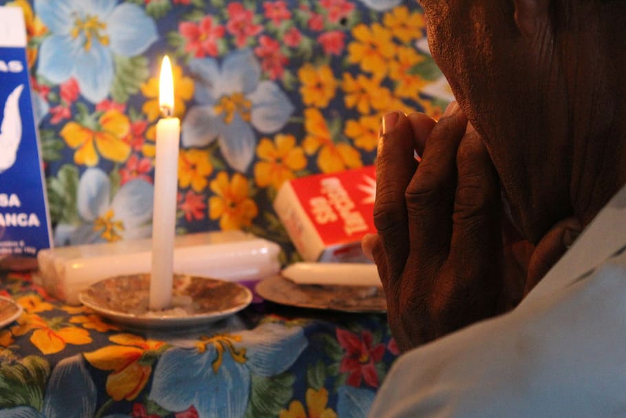 devoció, mà, fe, cultures, espiritualitat, religió, a l'interior, flor, mà humana, una persona, vela, estils de vida, naturalesa, planta amb flors, cremant, activitat d'oci, homes, creença, assegut, enfocament selectiu, persones reals, foc, relaxació, primer pla, 2K