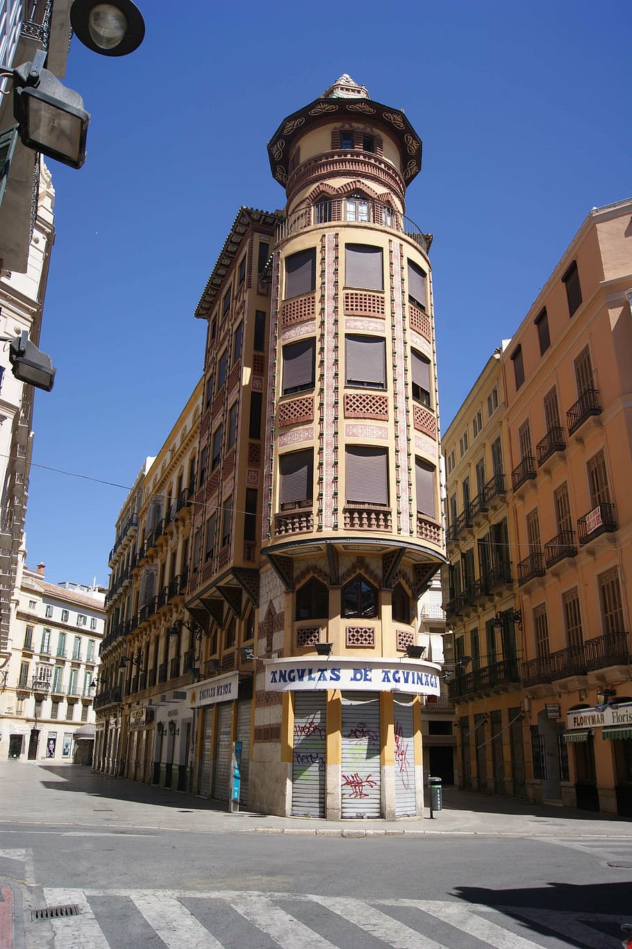 malaga, carrer, buit, estructura construïda, arquitectura, exterior de l'edifici, edifici, cel, ciutat, naturalesa, vista d’angle baix, dia, cel clar, llum solar, cap gent, torre, destinacions de viatge, a l'aire lliure, història, el passat, alta - alta, finestra, 4K