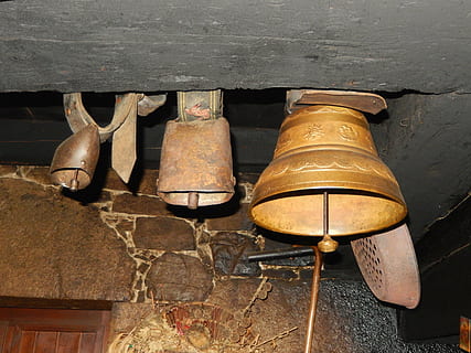dzwony, Belka, gospodarstwo rolne, dzwon, stary, kultury, wiszące, żadnych ludzi, metal, wewnątrz, funkcja budowy ścian, drewno - materiał, architektura, dzień, zardzewiały, antyczny, historia, w stylu retro, przeszłość, zbudowana struktura, martwa natura, przestarzały, zmiana, lampa elektryczna, 2K, CC0, domena publiczna, darmowe zdjęcia