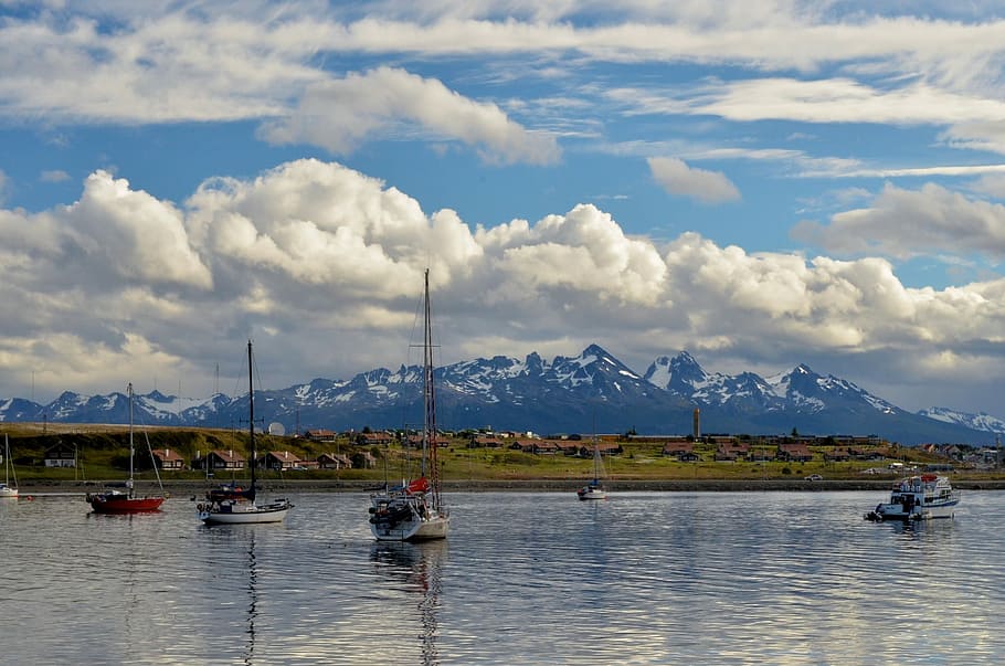 vaixell, aigua, blanc, núvols, durant el dia, ushuaia, llacs, argentina, llac, vaixell nàutic, transport, núvol - cel, dia, muntanya, cel, manera de transport, davant del mar, Serra, naturalesa, bellesa a la natura, escenics - natura, veler, a l'aire lliure, grup de persones, escena tranquil·la, iot, 1080P