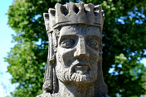 König, Gesicht, Zahl, Ausdruck, Kopf, Skulptur, männlich, Krone, alt, Felszeichnung, historisch, Stein, Kunst, Kunstwerk, Statue, Kunst und Skulpturen, Steinfigur, Steinmetzarbeit, steinmetz, Bildhauer, Sandstein, Bearbeitung, steinmetz karriere, Porträt, Deutschland, Mensch, Person, Erinnerung, Sehenswürdigkeiten, Monument, Mann, stein material, Tag, Baum, draußen, menschliches Körperteil, königliche Person, Menschen, Kunst und Handwerk, menschliche Darstellung, Darstellung, Kreativität, männliche Ähnlichkeit, Pflanze, keine Leute, Nahansicht, Schnitzen - Handwerksprodukt, Natur, Fokus auf den Vordergrund, Spiritualität, Glauben, Religion, Geschichte, 5K, CC0, gemeinfrei, lizenzfrei
