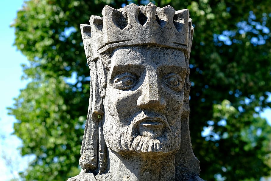 rei, cara, figura, expressió, cap, escultura, masculí, corona, vell, talla de roca, històricament, pedra, art, obra d'art, estàtua, artesania, figura de pedra, treball de picapedrer, steinmetz, escultor, pedra de sorra, edició, steinmetz carrera, retrat, Alemanya, humà, persona, memòria, llocs d'interès, monument, home, material de pedra, dia, arbre, a l'aire lliure, part del cos humà, persona reial, gent, art i artesania, representació humana, representació, creativitat, semblança masculina, planta, cap gent, primer pla, talla - producte artesanal, naturalesa, centrar-se en primer pla, espiritualitat, creença, religió, història, 5K