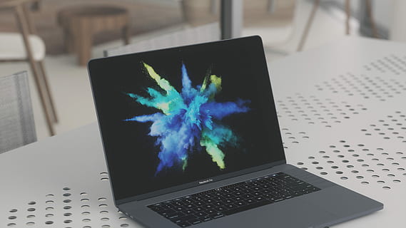 acceso macbook, acceso, macbook, il computer portatile, computer, tecnologia, attività commerciale, Internet, tecnologia wireless, comunicazione, tavolo, connessione, in casa, attrezzatura informatica, tastiera, tastiera del computer, nessuno, blu, rete di computer, avvicinamento, schermo, concentrarsi sulle conoscenze acquisite, schermo del computer, 4K, CC0, dominio pubblico, privo di copyright