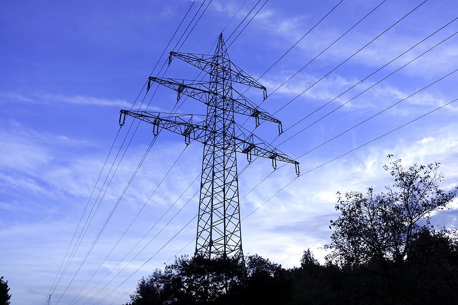 strommast, electricitat, corrent, tarda, cable, cel, línia elèctrica, tecnologia, piló d’electricitat, Font d'alimentació, generació de combustible i energia, núvol - cel, connexió, vista d’angle baix, naturalesa, planta, arbre, silueta, cap gent, a l'aire lliure, alta - alta, arquitectura, metall, ferro - metall, equipament elèctric, complexitat, component elèctric, 5K