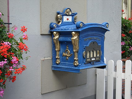 cassetta postale, inviare, decorato, vecchio, blu, metallo, bellissimo, architettura, all'aperto, esterno dell'edificio, nessuno, giorno, fiore, struttura costruita, pianta fiorita, pianta, arte e artigianato, costruzione, natura, caratteristica della parete, rappresentazione, avvicinamento, rappresentazione umana, ringhiera, mestiere, 4K, CC0, dominio pubblico, privo di copyright