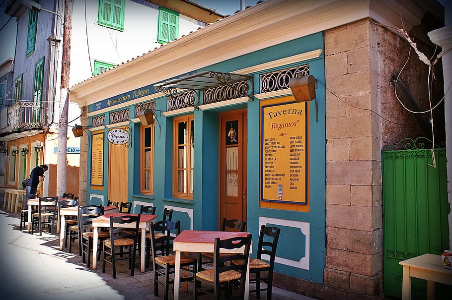 tavoli, sedie, al di fuori, memorizzare, giorno, lefkada, lefkas, Grecia, architettura, costruzione, progetto di architettura, struttura, design, architettonico, esterno, ingegneria, sedia, ristorante, destinazioni di viaggio, bar, viaggio, esterno dell'edificio, struttura costruita, città, tavolo, posto a sedere, attività commerciale, comunicazione, caffè del marciapiede, strada, nessuno, testo, cibo e bevande, all'aperto, 1080P