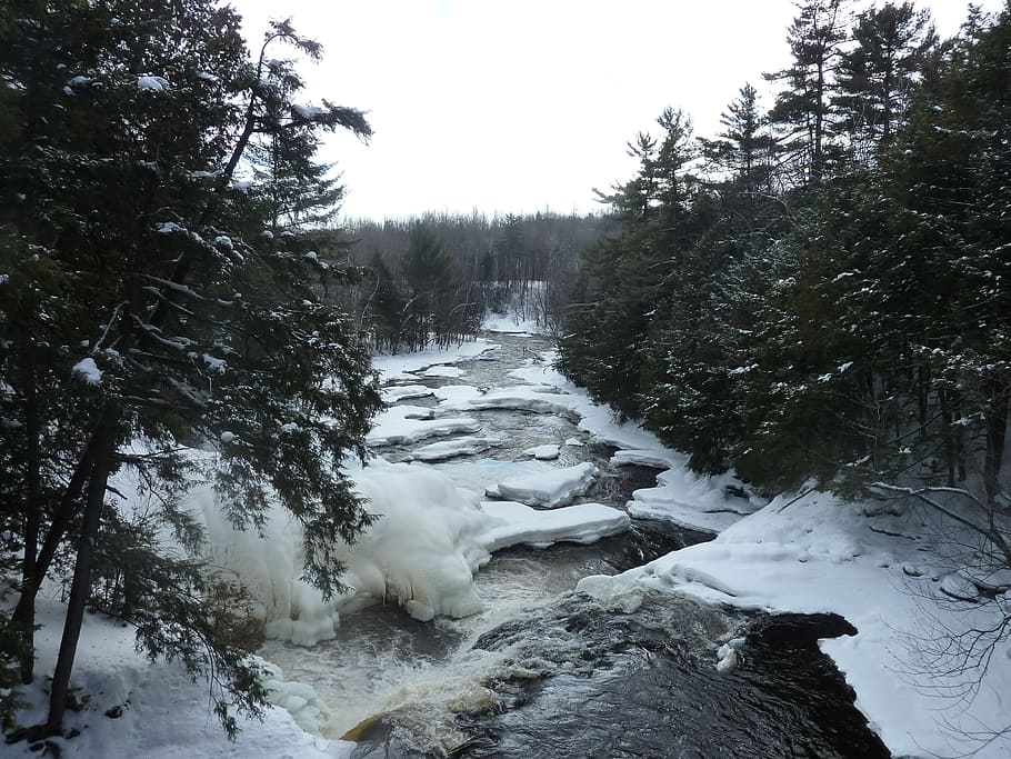 Fluss, Winter, Schnee, kalt, Eis, Jahreszeit, draußen, Aussicht, ländlich, Wald, Frost, Wetter, szenisch, See, gefroren, Strom, wild, Umgebung, draussen, fließend, still, cool, entspannend, Baum, keine Leute, Tag, kalte Temperatur, Pflanze, Schönheit in der Natur, Natur, Szenen - Natur, fließendes Wasser, Wasser, Ruhe, Nicht-städtische Szene, Land, ruhige Szene, Himmel, Kraft in der Natur, 2K