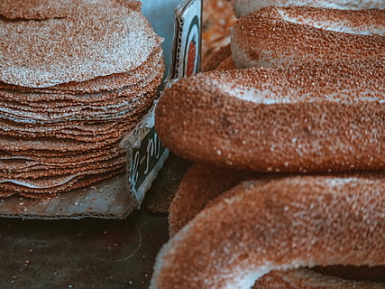 Nahansicht, Foto, mit ...-Geschmack, Lebensmittel, Pfannkuchen und Donuts, Brot, Fladenbrot, Sesambrot, Essen, Essen und Trinken, Frische, Stillleben, braun, keine Leute, drinnen, Stapel, fertig für den Verzehr, gebacken, Genuss, zu verkaufen, Süßes Essen, Wohlbefinden, Versuchung, Verkauf, Fokus auf den Vordergrund, gesundes Essen, Verkaufsdisplay, Vollkornbrot, Snack, Diät halten, französisches Essen, 2K, CC0, gemeinfrei, lizenzfrei