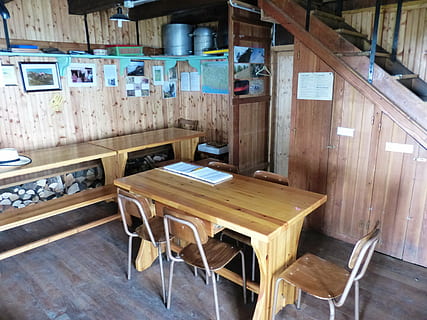 rifugio alpino, interno, spazio, tavolo, sedia, sala, rifugio, capanna, banca, legno - materiale, in casa, mobilia, nessuno, architettura, posto a sedere, vuoto, assenza, ristorante, giorno, struttura costruita, legna, costruzione, finestra, contenitore, stanza domestica, vecchio, soffitto, 4K, CC0, dominio pubblico, privo di copyright