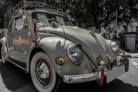 vw, auto, vw beetle, vecchi tempi, classico, volkswagen, veicolo, pkw, osare, tempo libero, estate, vecchia macchina, settore automobilistico, modo di trasporto, mezzi di trasporto, veicolo a motore, veicolo terrestre, città, in stile retrò, strada, stazionario, macchina vintage, giorno, architettura, nessuno, faro, metallo, struttura costruita, parcheggio, viaggio, albero, color argento, lusso, box auto, 5K, CC0, dominio pubblico, privo di copyright