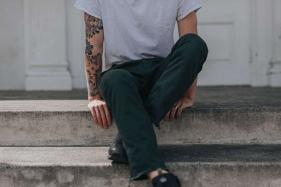 persona, seduta, grigio, calcestruzzo, pavimentazione, nero, pantaloni, scala, giorno, uomo, tatuaggio, passaggi, moda, ritratto, amico, urbano, la, los angele, tipo, città, ragazzo, una persona, architettura, uomini, abbigliamento casual, adulto, giovane adulto, parte del corpo umano, giovani uomini, stili di vita, sezione bassa, parte del corpo, persone reali, gradini e scale, rilassamento, vista frontale, arto umano, jeans, 5K