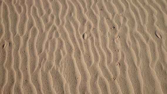 Antenne, fotografieren, braun, Sand, Formen, Landschaft, Natur, friedlich, Wüste, Dünen, Formationen, Sanddüne, Muster, Vollbild, Hintergründe, Strand, keine Leute, draußen, Tag, Land, Wellenmuster, Ruhe, natürliches Muster, Schönheit in der Natur, High Angle View, Szenen - Natur, trockenes Klima, Klima, 4K, CC0, gemeinfrei, lizenzfrei