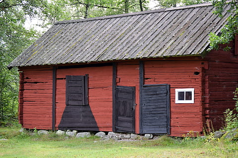 Torp, punainen maali, maalaismainen, kesä, Smoolannissa, Ruotsi, maaseutu, arkkitehtuuri, kasvi, puu - materiaali, rakennettu rakenne, rakennuksen ulkoa, rakennus, talo, ruoho, luonto, ala, maatalousrakennus, maisema, maa, päivä, katto, maaseudulla, ei ihmisiä, ovi, lato, ulkona, rauta-, mökki, aaltopahvin, 2K, CC0, public domain, rojaltivapaa