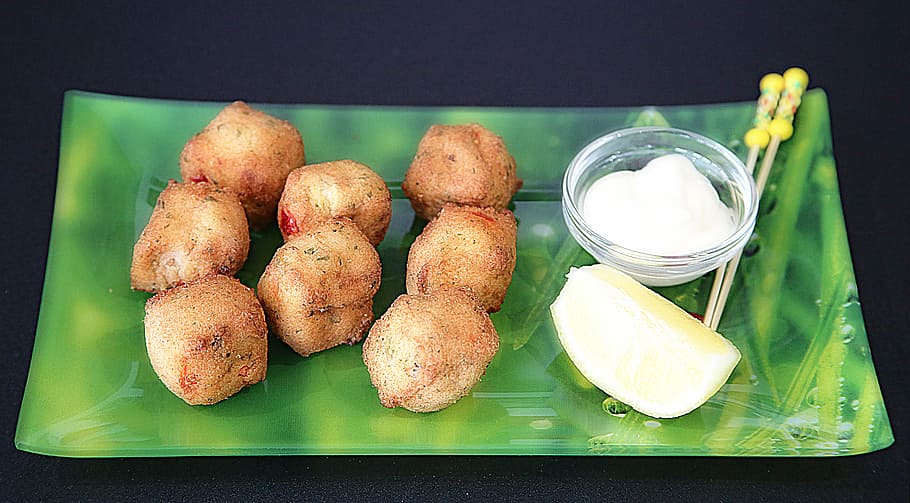acras, bacallà, peix, menjar, tapes, poder, alimentació, menjar i beguda, frescor, alimentació saludable, benestar, cap gent, a l'interior, contenidor, vegetals, natura morta, equipament per a la llar, fruita, llest per menjar, taula, planta, placa, naturalesa, color verd, jar, herba, safata, vaixella, berenar, 5K