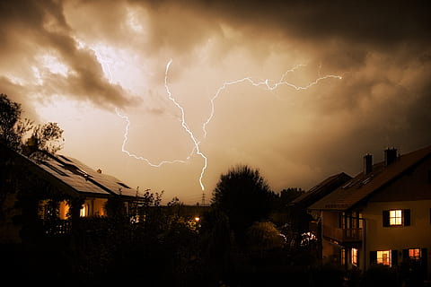 Häuser, dunkel, Wolken, Sonnenuntergang, Himmel, Dämmerung, nach vorne, Wetter, Blitz, Lichtblitz, Blitzschuss, Gewitter, Natur, Wetterstimmung, Atmosphäre, Stimmung, Sturm, Wolken bilden sich, dramatisch, Sturmwolken, Naturschauspiel, bedrohlich, düster, Hochspannung, Stromleitung, wolke - himmel, Kraft in der Natur, Leistung, die Architektur, Gebäudehülle, gebaute Struktur, Schönheit in der Natur, Baum, Gebäude, Sturmwolke, Pflanze, Zeichen, Dramatischer Himmel, Haus, keine Leute, Elektrizität, draußen, extremes Wetter, 2K, CC0, gemeinfrei, lizenzfrei