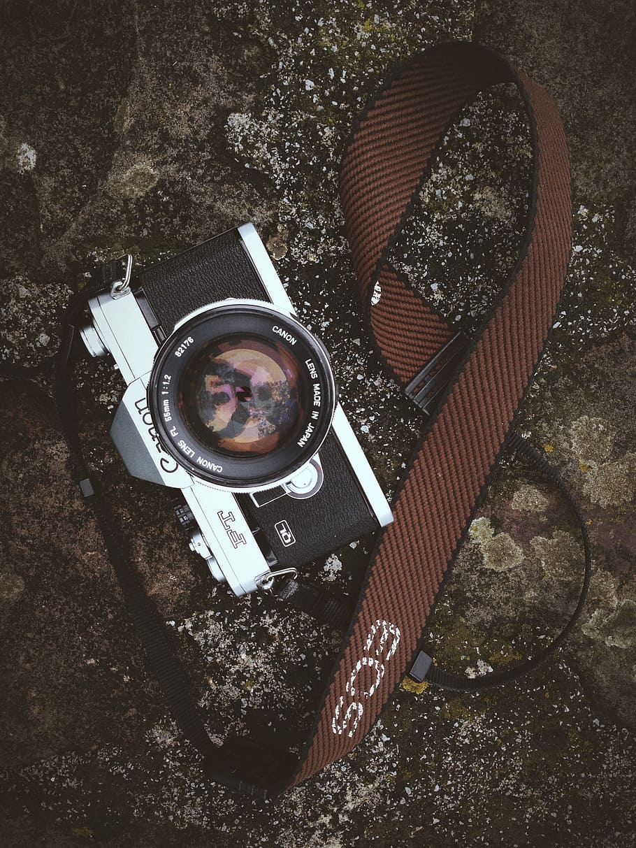 Càmera retro de cànon, retro, càmera canònica, càmera, cànon, tecnologia, càmera - equip fotogràfic, equipament, temes de fotografia, primer pla, cap gent, passat de moda, a l'aire lliure, vista d’angle alt, natura morta, equip fotogràfic, fotografiar, dia, vell, naturalesa, rock, directament a sobre, metall, càmera digital, activitat, estil retro, 2K