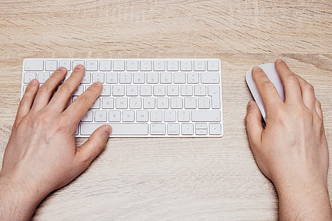 tastatur, type, typing, bokstaver, gadgeten, hvit, estetisk, tre, virksomhet, kontor, skrivebord, teknologi, menneskelig kroppsdel, datamaskin, kommunikasjon, data-tastatur, data utstyr, hånd, menneskelig hånd, kroppsdel, forbindelse, trådløs teknologi, høy vinkel visning, bord, rett over, én person, menneskelig finger, innendørs, finger, 4K, CC0, offentlig domene, opphavsrett gratis