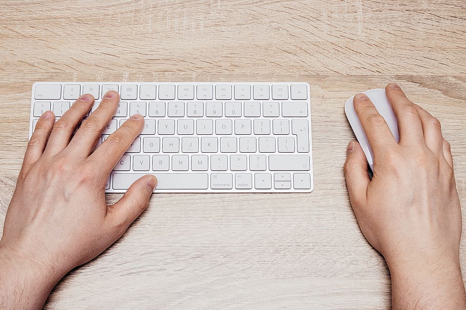 tastatur, type, typing, bokstaver, gadgeten, hvit, estetisk, tre, virksomhet, kontor, skrivebord, teknologi, menneskelig kroppsdel, datamaskin, kommunikasjon, data-tastatur, data utstyr, hånd, menneskelig hånd, kroppsdel, forbindelse, trådløs teknologi, høy vinkel visning, bord, rett over, én person, menneskelig finger, innendørs, finger, 4K