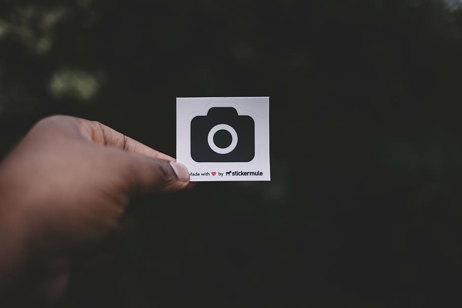 persona, detenzione, bianca, nero, carta da stampa fotografica, buio, al di fuori, mano, logo, grafica, mano umana, parte del corpo umano, una persona, comunicazione, persone, adulto, solo un uomo, solo adulti, voto, avvicinamento, numero, parte del corpo, cartello, testo, copia spazio, sport, sceneggiatura occidentale, dito umano, concorrenza, sfondo nero, dito, arto umano, 5K
