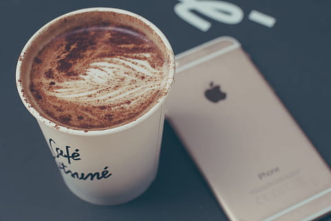 selettivo, foto di messa a fuoco, caffè, dentro, monouso, tazza, accanto, iphone 6, bar, i phone, mobile, tecnologia, bere, caffè - bevanda, rinfresco, cibo e bevande, tazza di caffè, boccale, nessuno, avvicinamento, bevanda calda, cappuccino, natura morta, in casa, cibo, comunicazione, singolo oggetto, vista dall'alto, testo, latte macchiato, bevanda analcolica, vasellame, 2K, CC0, dominio pubblico, privo di copyright