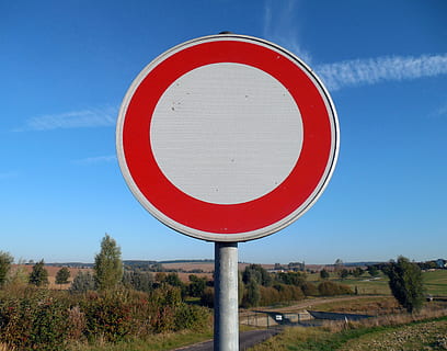 alb, negru, Stop, semnalizare stradală, scut, prohibitiv, interzise, tranzit, semn de circulație, Notă, cer, roșu, semn, geometrică, albastru, cerc, indicator, nici o persoana, natură, formă, copac, zi, comunicare, drum, teren, plantă, camp, îndrumare, în aer liber, lumina soarelui, 2K, CC0, domeniu public, fără drepturi de autor