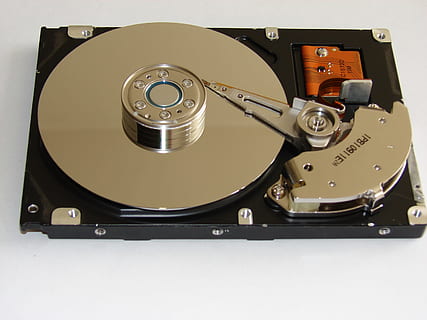 noir, argent, difficile, disque, disque dur, électronique, espace de rangement, Matériel, pc, le magasin, dispositif, équipement, numérique, serveur, l'informatique, Les données, ordinateur, record, la musique, La technologie, culture artistique et divertissement, plaque tournante, équipement électrique, style rétro, lien, métal, partie informatique, fermer, à l'intérieur, personne, support d'information, équipement audio, 2K, CC0, domaine public, libre de droits