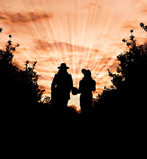silhuet foto, mand, kvinde, iført, hat, stående, træer, gylden, time, baggrundsbelyst, skyer, par, skumring, aften, hø, landskab, udendørs, mennesker, silhuetter, himmel, sol, solstråler, solnedgang, silhuet, to personer, plante, træ, samvær, bonding, natur, herrer, rigtige mennesker, par - forhold, orange farve, Kvinder, kærlighed, lav vinkel visning, voksen, 4K, CC0, offentligt domæne, royaltyfrie
