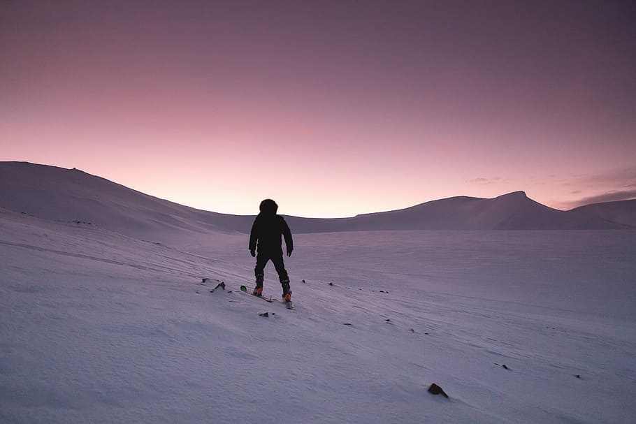 person, klatring, snedækket, bjerg, sne, solnedgang, vandring, kold, vinterlandskab, vinter, tusmørke, Québec, himmel, farver, aften, hvid, Canada, landskab, is, billede, slutningen af ​​dagen, kontrast, lyserød, rød, natur, kold temperatur, sport, udendørs, scenics, stå på ski, scenics - natur, vintersport, miljø, eventyr, fritidsaktivitet, skønhed i naturen, bjergkæde, rejse, ferier, 5K