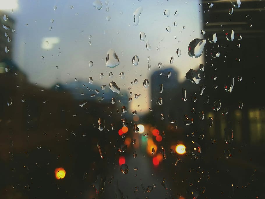 vand, dråber, glas, makrofotografering, sidde fast, regn, vindue, dråbe, regndråbe, våd, sløring, by, lys, bokeh, bybilledet, bygning, downtown, gade, glas - materiale, gennemsigtig, natur, indendørs, bil, motor køretøj, transportform, køretøj interiør, regntiden, himmel, fuld ramme, ingen mennesker, 1080P