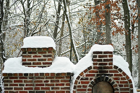 vinter, rød, mursten, ildsted, ovn, uden for, december, baggård, sne, kold, Skov, hvid, træ, kold temperatur, plante, dag, hvid farve, bygget struktur, natur, arkitektur, bare træ, afdeling, udendørs, dækker, væg, ingen mennesker, murstens væg, jord, 2K, CC0, offentligt domæne, royaltyfrie