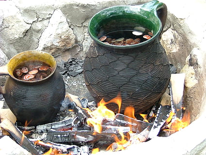 gerra, foc, titella, cuinar, cremant, calor - temperatura, a l'aire lliure, flama, dia, cap gent, menjar i beguda, menjar, foc - fenomen natural, vista d’angle alt, preparació, naturalesa, frescor, preparar el menjar, barbacoa, contenidor, primer pla, registre, fusta, boca oberta, 2K, CC0, domini públic, lliure de regalies