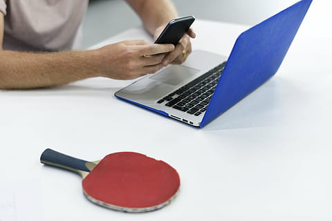 persoon, bezit, smartphone, naast, macbook, tafeltennis peddel, alleen, creatief, ontwerp, apparaat, digitaal, doelen, ideeën, inspiratie, laptop, mobiel, netwerk, nieuwe zaken, notitieboekje, pingpong, racket, klein bedrijf, opstarten, strategie, tafeltennis, technologie, het denken, gebruik makend van, werkend, werkruimte, mannen, computer, internet, mensen, Draadloze technologie, typen, menselijke hand, communicatie, verbinding, een persoon, laptop gebruiken, volwassen, menselijk lichaamsdeel, tafel, mobiele telefoon, hand-, binnenshuis, draagbaar informatie-apparaat, bedrijf, slimme telefoon, toetsenbord, 5K, CC0, publiek domein, royaltyvrij