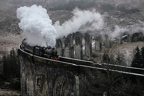 schwarz, Dampflokomotive, ausstrahlend, Rauch, Beton, Eisenbahn, tagsüber, Zug, reisen, Fluss, Regen, Motor, Brücke, Transportmittel, Transport, Schienenverkehr, Zug - Fahrzeug, Rauch - physische Struktur, keine Leute, Tag, Spur, öffentliche Verkehrsmittel, Natur, die Architektur, Landfahrzeug, Bahngleis, Dampf, Bewegung, gebaute Struktur, Lokomotive, Reise, draußen, 5K, CC0, gemeinfrei, lizenzfrei