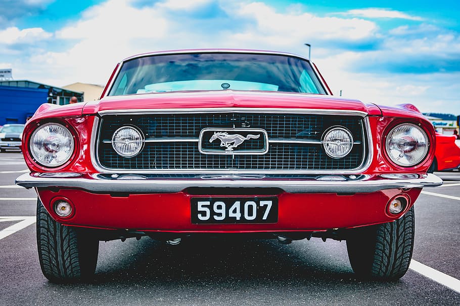 rot, Ford Mustang, geparkt, Parkplatz, Auto, Fahrzeug, Oldtimer, Mustang, klassisch, Automobil, Oldtimer Automobil, historisch, nostalgisch, alte Fahrzeuge, Transportmittel, Kraftfahrzeug, Landfahrzeug, Transport, wolke - himmel, Vorderansicht, Retro-Stil, Himmel, Tag, Scheinwerfer, Natur, draußen, Metall, Blau, stationär, Text, 4K