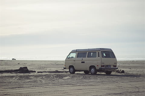 camion alb, hippy van, plajă, nisip, 4x4, vehicul off-road, mașină, deşert, transport, vehiculul terestru, călătorie, vehicul utilitar sportiv, în aer liber, mijloc de transport, teren, cer, vehicul cu motor, natură, zi, nici o persoana, peisaj, scenice - natura, frumusețe în natură, liniște, scenă non-urbană, roată, 1080P, CC0, domeniu public, fără drepturi de autor