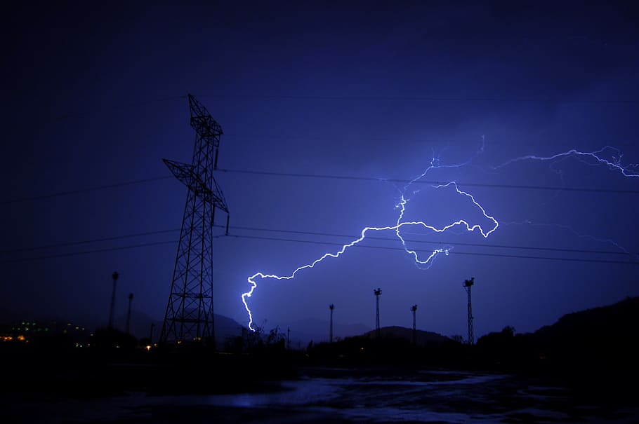 torre de transmissió, nit, llamps, raig, tempesta, cel, ombres, ombra, poder a la natura, poder, electricitat, núvol - cel, bellesa a la natura, cable, llamps bifurcats, generació de combustible i energia, línia elèctrica, naturalesa, il·luminat, piló d’electricitat, tecnologia, cap gent, Font d'alimentació, a l'aire lliure, porpra, clima extrem, 2K