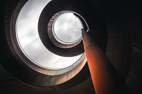 poste de metal marrón, arquitectura, edificio, infraestructura, estructura, establecimiento, diseño, nadie, temas de fotografia, cielo, de cerca, día, al aire libre, estructura construida, escalera, escalones y escaleras, espiral, vista de ángulo bajo, barandilla, circulo, forma geometrica, adentro, forma, escalera de caracol, luz del sol, naturaleza, directamente debajo, claraboya, rascacielos, color plateado, 4K, CC0, dominio público, libre de derechos