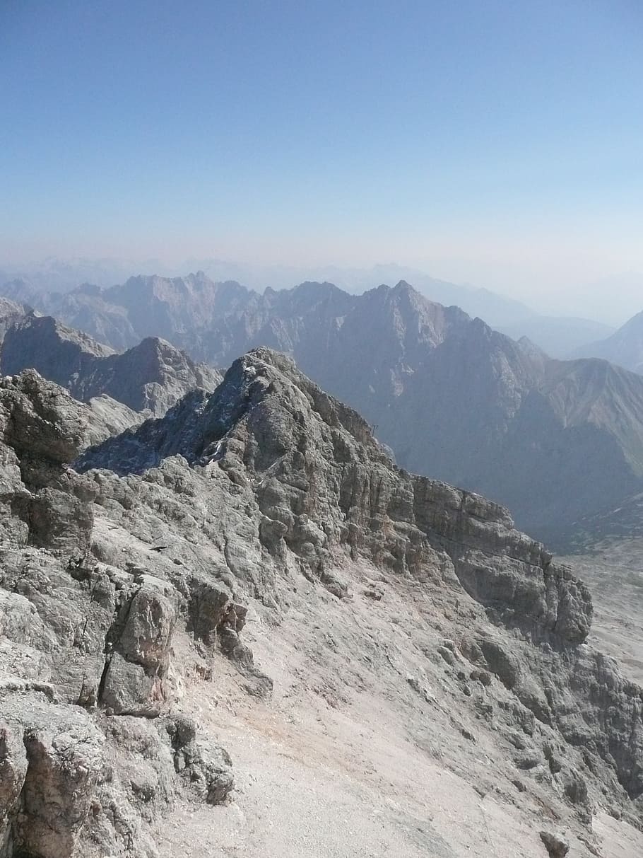 zugspitze, rock, alpí, vista llunyana, vista, muntanya, Serra, cel, escenics - natura, escena tranquil·la, tranquil·litat, bellesa a la natura, naturalesa, escena no urbana, paisatge, medi ambient, dia, cap gent, cel clar, idíl·lic, a l'aire lliure, remot, rock - object, cim de muntanya, formació, alt, 2K