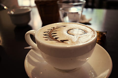 Tasse Cappuccino, Kaffee, Trinken, Nacht-, Getränk, Erfrischung, Essen und Trinken, Kaffee trinken, heisses Getränk, Tasse, Becher, Cappuccino, Kaffeetasse, Stillleben, Latté, schaumiges Getränk, drinnen, Kunst und Handwerk, Nahansicht, keine Leute, Fokus auf den Vordergrund, Schaumkunst, Lebensmittel, Geschirr, Glas, alkoholfreies Getränk, Teetasse, 5K, CC0, gemeinfrei, lizenzfrei