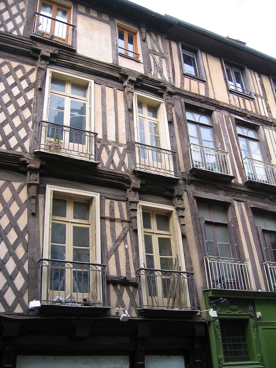 pernil, fusta, rennes, finestres, façana, edifici, bel, guapo, antic, patrimoni, medieval, finestra, exterior de l'edifici, vista d’angle baix, arquitectura, estructura construïda, barri residencial, cap gent, dia, vidre - material, ciutat, a l'aire lliure, casa, naturalesa, barana, reflexió, apartament, balcó, cel, vell, 2K