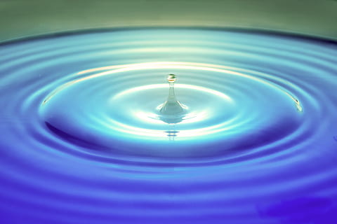 fotografia macro, Pingo D'água, borrão, limpar \ limpo, fechar-se, solta, gota de água, gotícula, foco, h2o, líquido, macro, movimento, pureza, reflexão, ondulação, agua, ondulado, concêntrico, salpicos, ninguém, queda, natureza, azul, origens, quadro completo, gotículas de salpicos, círculo, forma geométrica, dentro de casa, frescura, fotografia de alta velocidade, 4K
