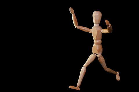 Brun, træ-, Action figur, figur, mand, løb, glæde, Velkommen, ankomme, dukke, holzfigur, studio skud, sort baggrund, fuld længde, indendørs, menneskelig repræsentation, fleksibilitet, kopiere plads, ydeevne, menneskelige arm, lemmer, Kunst og håndværk, en person, menneskelig kropsdel, balance, skåret ud, barfodet, repræsentation, styrke, mannequin, menneskelig lem, arme hævet, indsats, gymnastik, 5K, CC0, offentligt domæne, royaltyfrie