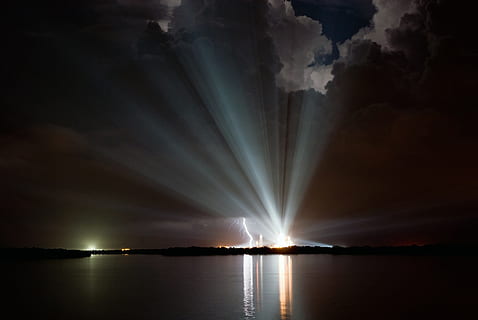 licht, naast, lichaam, water, bewolkt, hemel, Discovery Space Shuttle, bliksem, wolken, reflectie, Cape Canaveral, ruimtevaartuig, lanceerplatform, voertuig, lancering, toren, portaal, astronaut, ruimteschip, kosmos, ruimte, vlucht, missie, weer, storm, nacht, donker, lichtstralen, verlicht, schoonheid in de natuur, lichtstraal, zee, natuur, wolk - lucht, scenics - natuur, licht - natuurverschijnsel, geen mensen, kunst cultuur en entertainment, buitenshuis, verlichtingsapparatuur, kracht in de natuur, 1080P, CC0, publiek domein, royaltyvrij