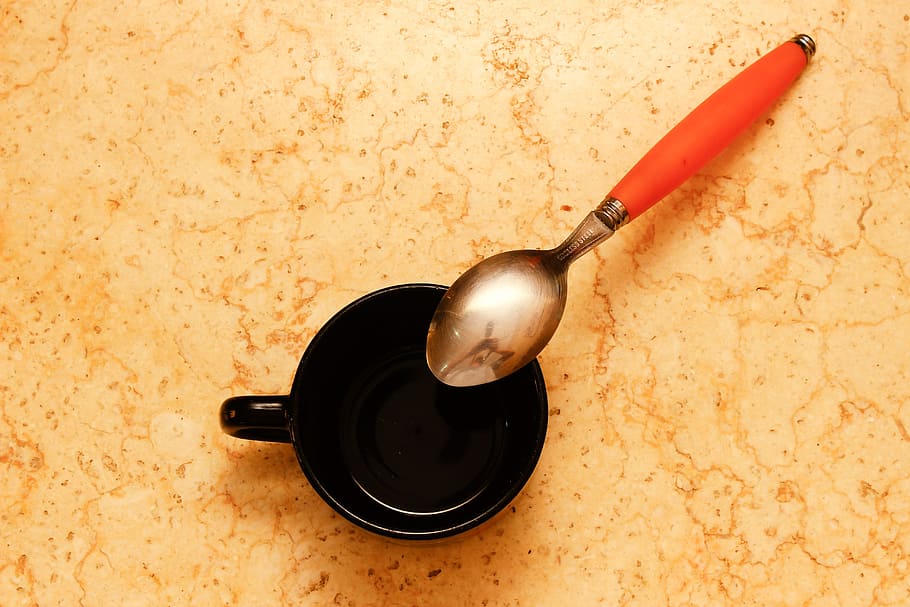 Kaffeetasse, Löffel, Frühstück, Getränk, Kaffee, Tasse, Löffel, Frühstück, Farben, schwarz, Orange, Bild, keine Leute, Gegenstände / Ausrüstung, drinnen, Nahansicht, Studioaufnahme, Tag, Küchenutensilien, Stillleben, Haushaltsausstattung, direkt darüber, Wandbau - Funktion, Essen und Trinken, alt, schmutzig, Schmutz, Tabelle, Holz - Material, Essgeschirr, einzelnes Objekt, schwarze Farbe, unhygienisch, 5K