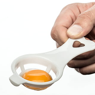 eitrenner, eierdooier, ei, keuken-, voedsel, eiwit, eigeel, zacht, voeding, studio opname, witte achtergrond, menselijke hand, binnenshuis, menselijk lichaamsdeel, bezit, hand-, eten en drinken, detailopname, een persoon, drinken, kopie ruimte, verfrissing, kop, versheid, menselijke vinger, vinger, welzijn, voorbereiding, aardewerk, 1080P, CC0, publiek domein, royaltyvrij