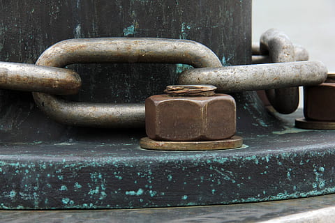 Technologie, Kette, Kettenglied, Schraube, Maschinenelement, Mutter, Allen, Verbindung, Metall, Nahansicht, keine Leute, rostig, Stärke, Sicherheit, alt, Tag, Schutz, sperren, draußen, Gewicht, Sporttraining, Wasser, Fokus auf den Vordergrund, 5K, CC0, gemeinfrei, lizenzfrei