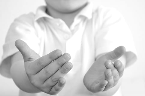 bambino, raccolta, mani, davanti, telecamera, emergenza, Aiuto, persone, triste, palme, aspettare, indifferenza, disperazione, in attesa, vuoto, indifeso, nero, bianca, sfondo, solo, abbandonato, palma, una persona, parte del corpo umano, parte del corpo, avvicinamento, mano umana, mano, adulto, infanzia, in casa, Sezione centrale, donne, concentrarsi sulle conoscenze acquisite, vista frontale, giovane, detenzione, femmine, prima infanzia, chiodo, dito, arto umano, cura, 1080P, CC0, dominio pubblico, privo di copyright